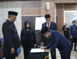 Pelaksana Tugas (Plt.) Bupati Lampung Tengah I Komang Koheri melantik Sulpakar sebagai Penjabat (Pj.)